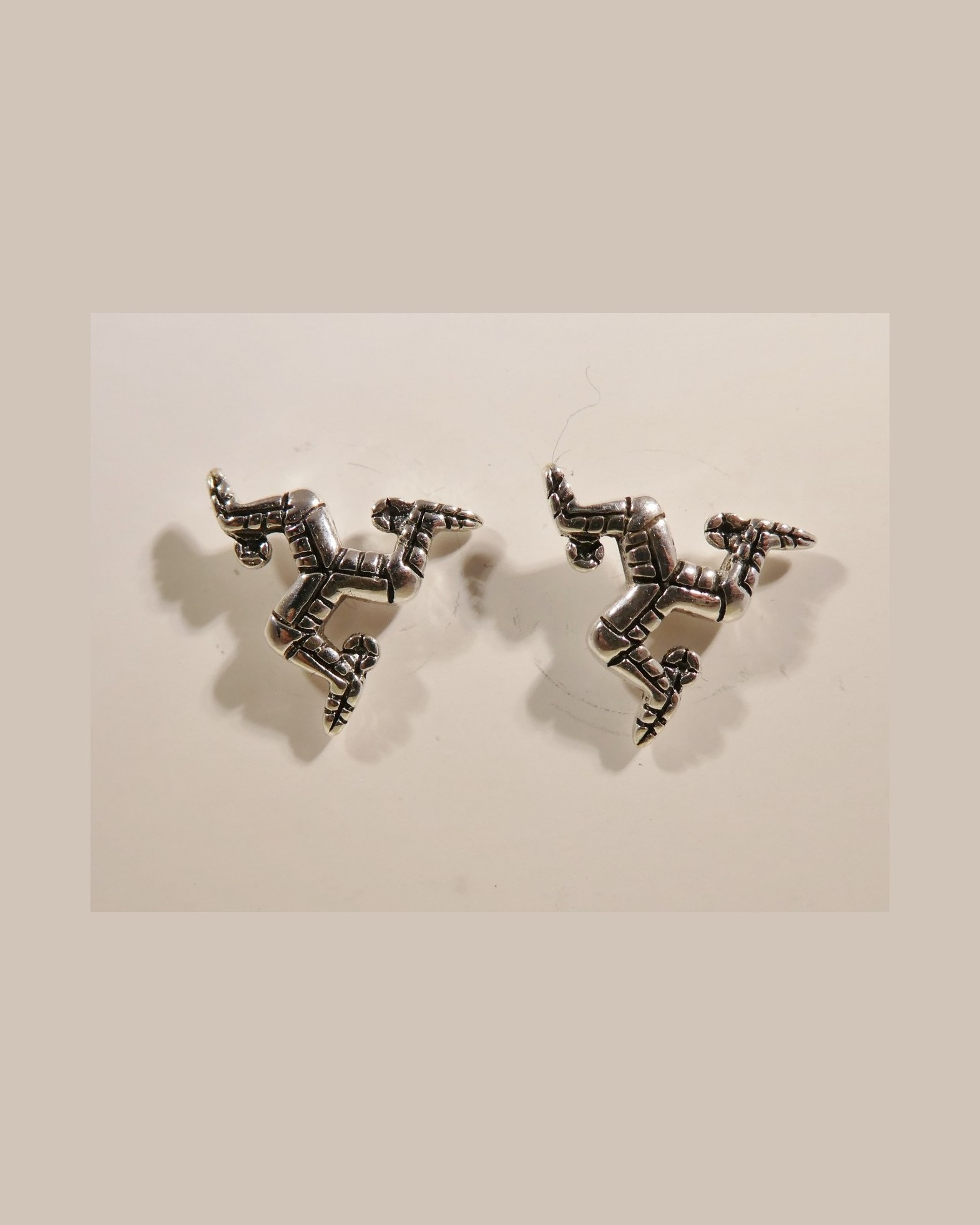 3 legs stud earrings