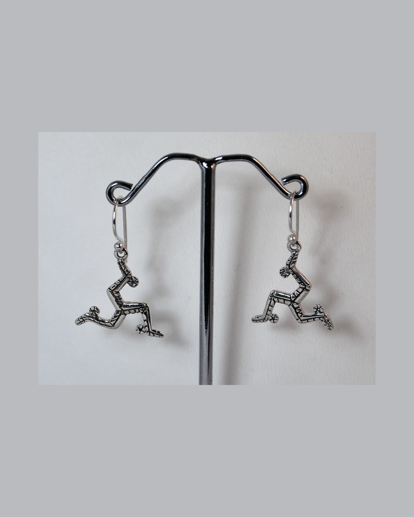 3 legs earrings
