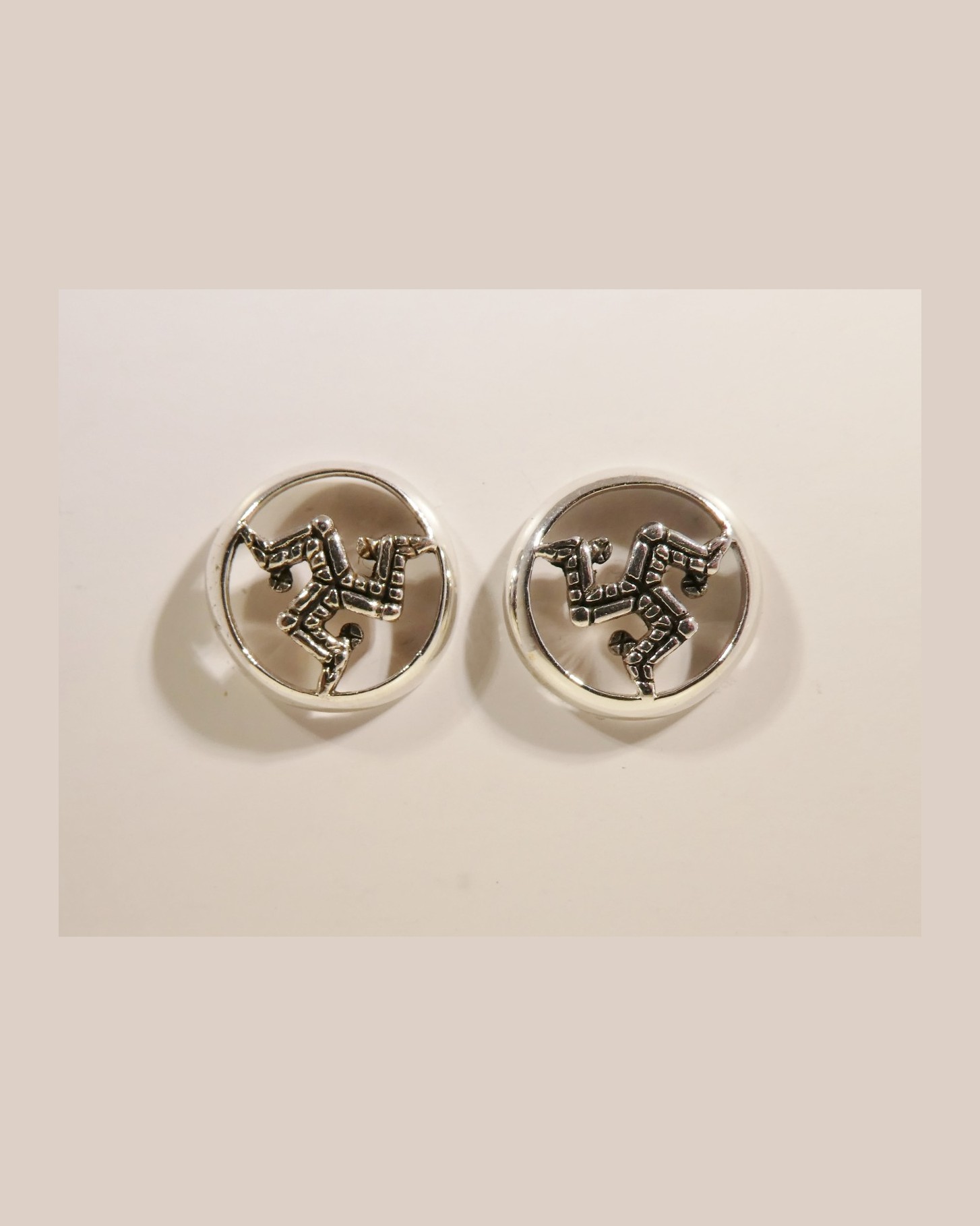 3 legs stud earrings