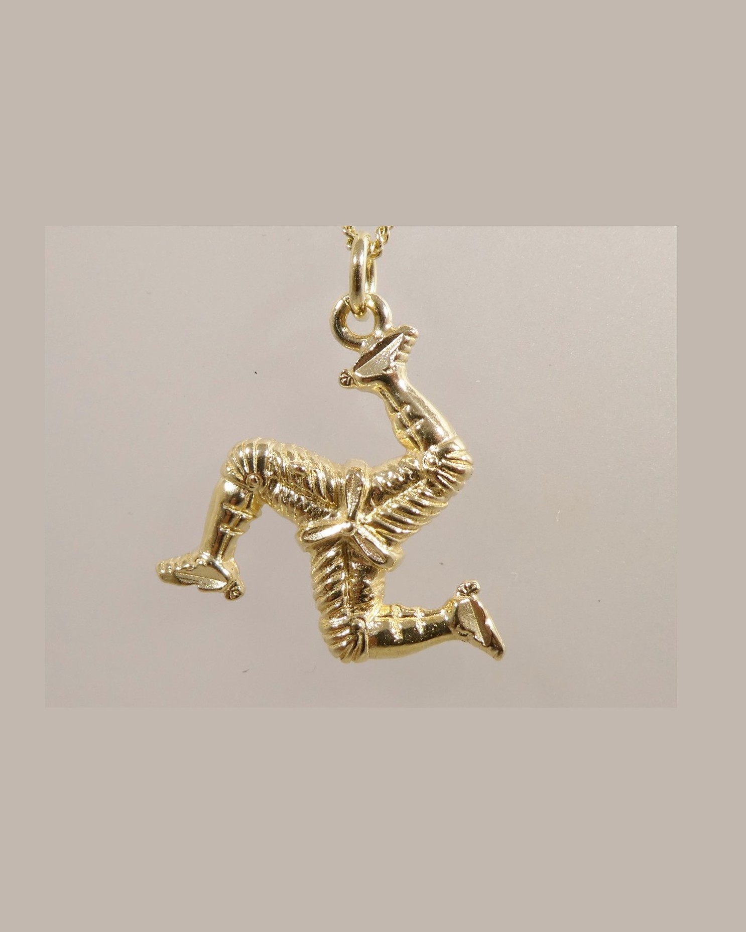Three legs pendant