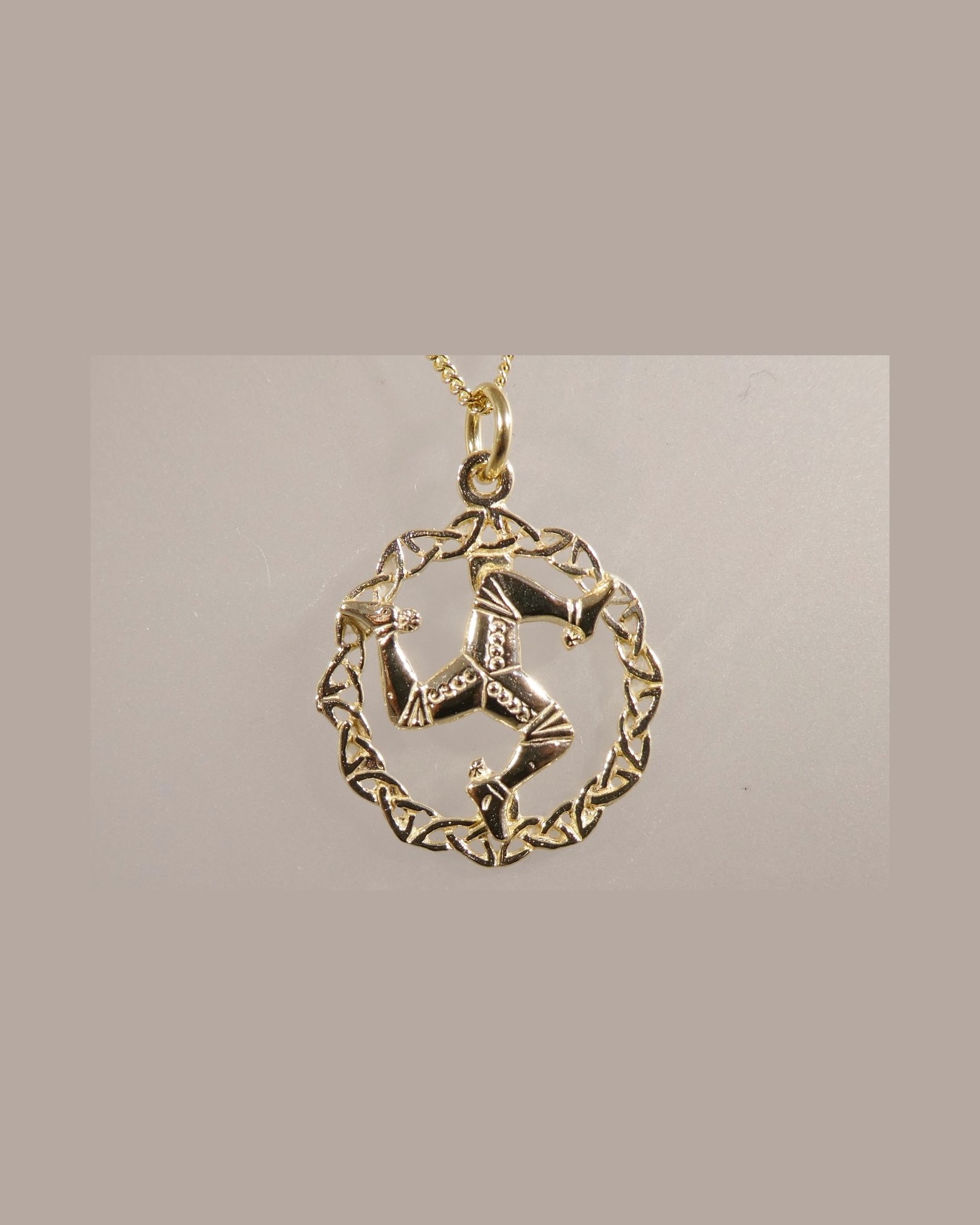 Three legs pendant