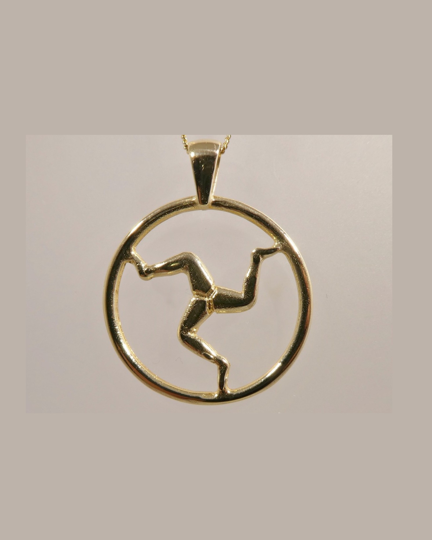 Three legs pendant