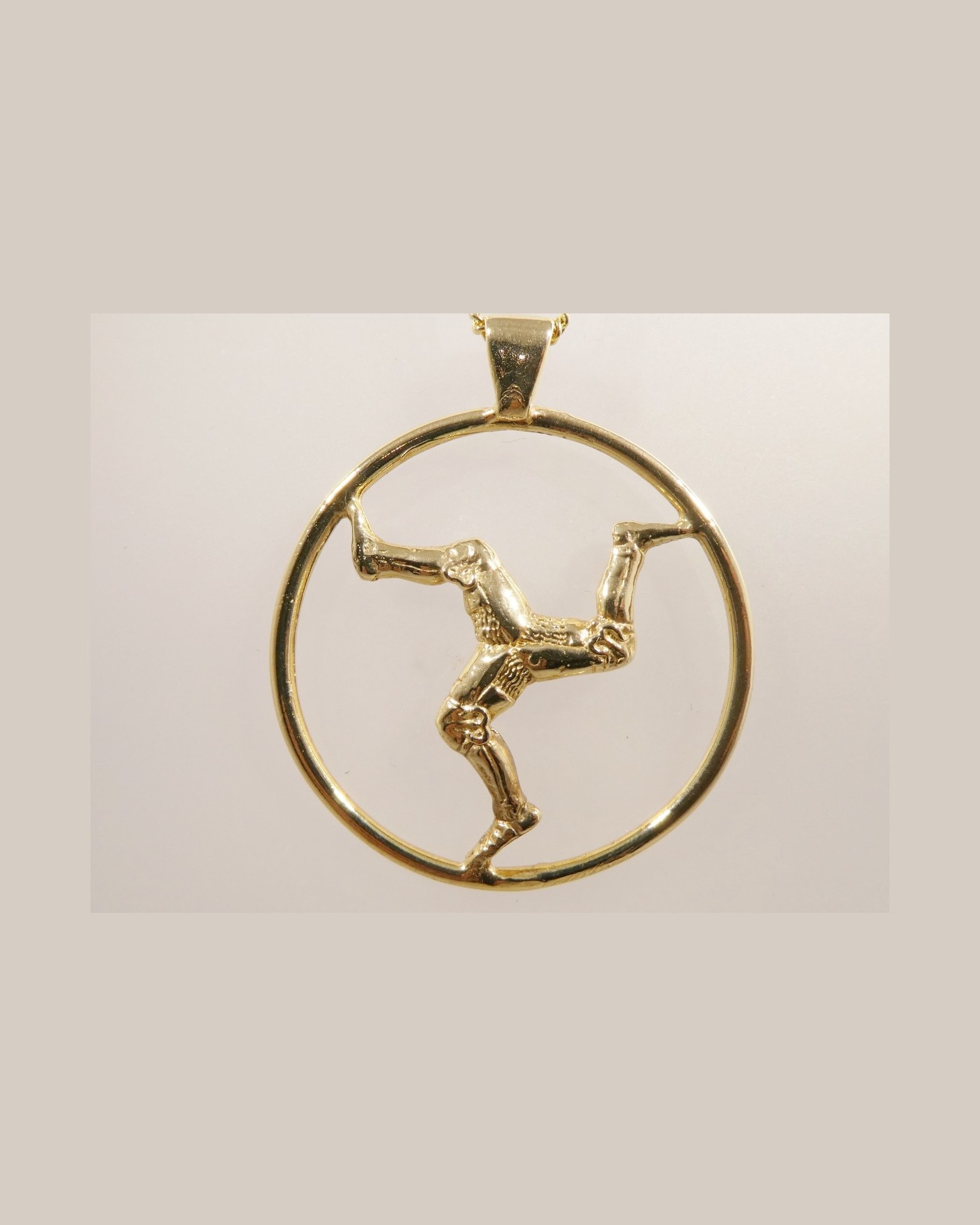 Three legs pendant