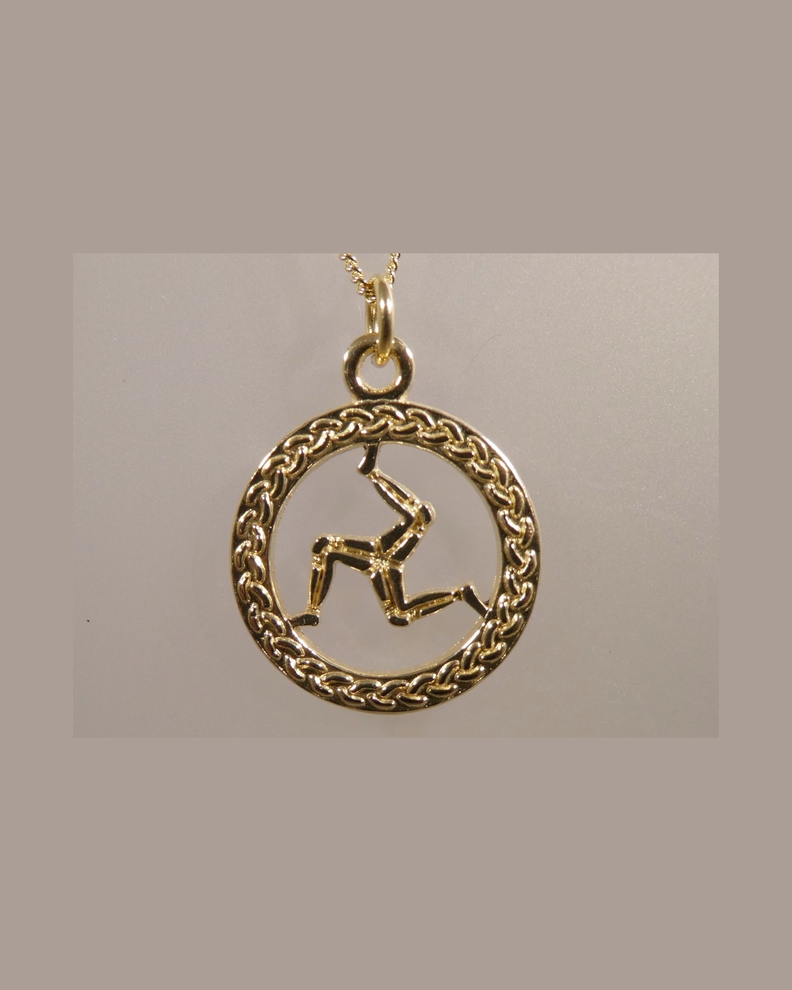 Three legs pendant