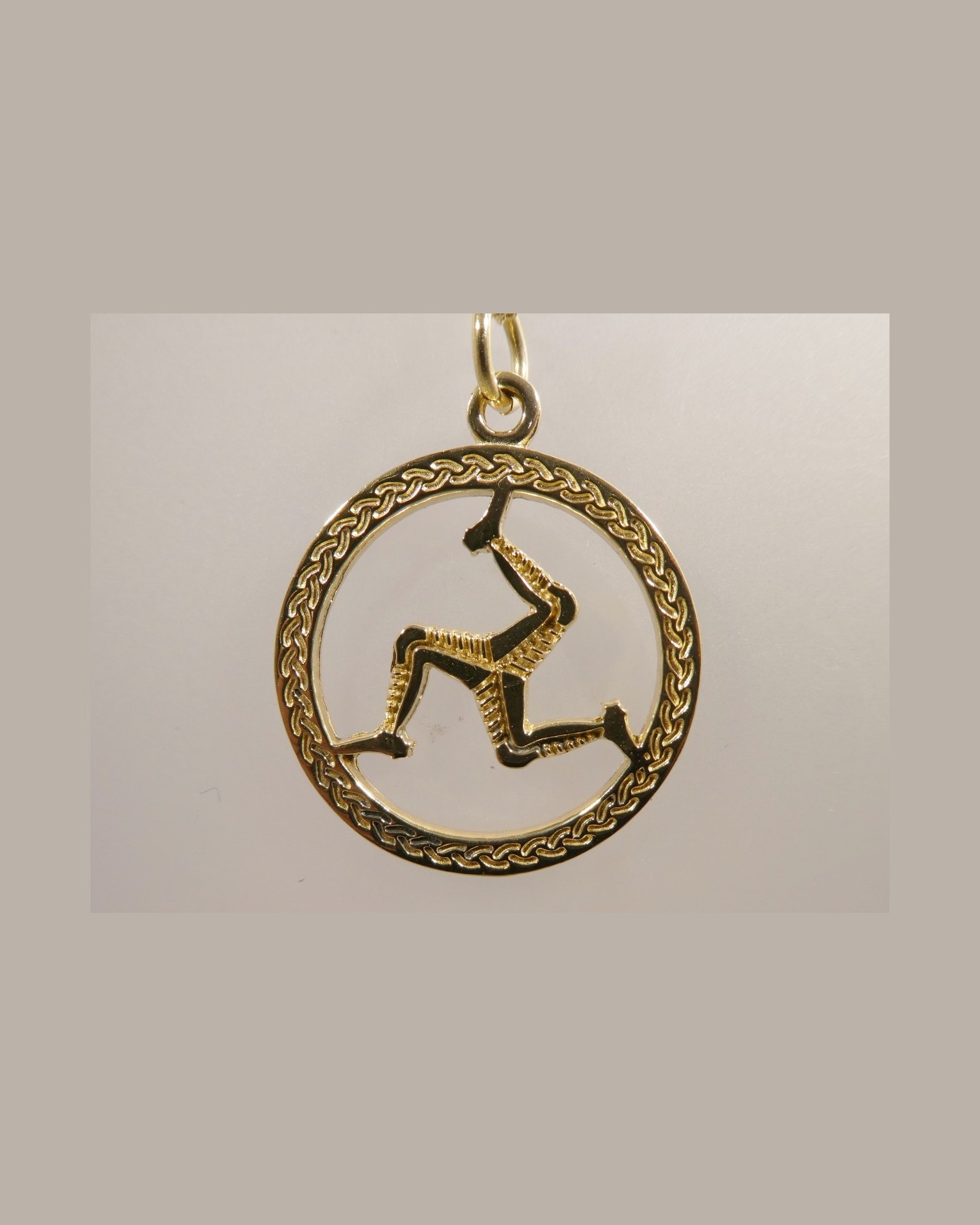 Three legs pendant