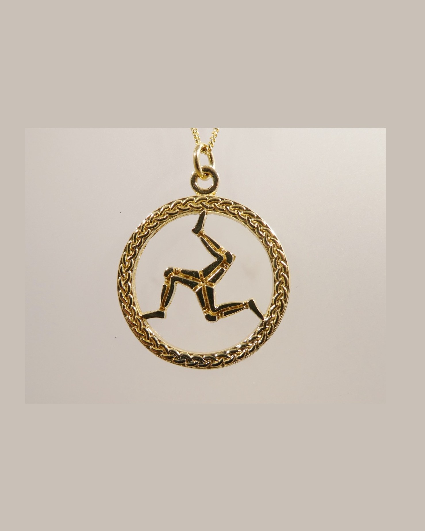 Three legs pendant